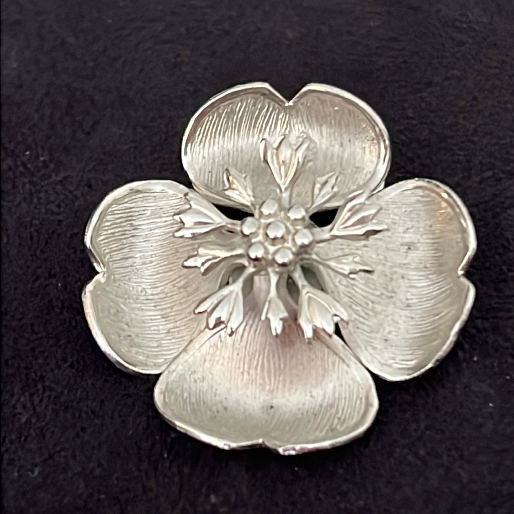 Signed Giovanni silver tone flower brooch